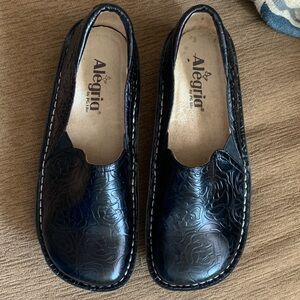 Alegria Black Embossed Leather Slip-On Shoes Size 38 7.5 8